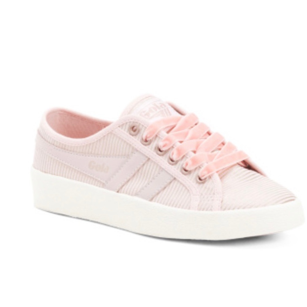 Tennis shoes